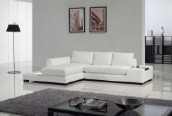 Λευκός καναπές με οθωμανική στο καθιστικό