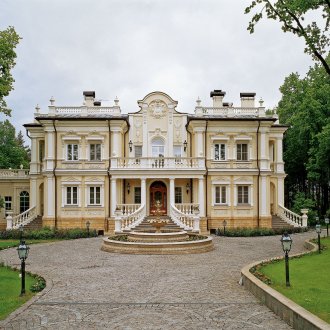 Beigefarbene und weiße Fassade des Hauses im klassischen Stil
