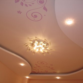 Avize ve spot ışıkları ile alçıpan tavan