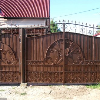 Kör kapı ve Ferforje elemanları ile küçük kapı