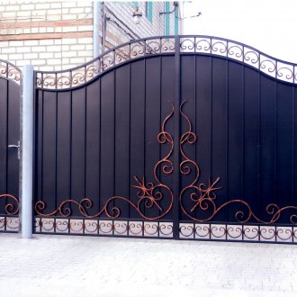 Siyah ve altın metal kapı ve kapı