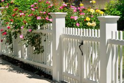 Λευκή ξύλινη πύλη και φράχτη