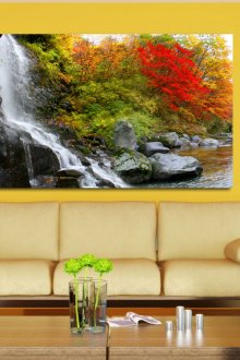 Feng shui tarafından oturma odasında bir şelale ile boyama