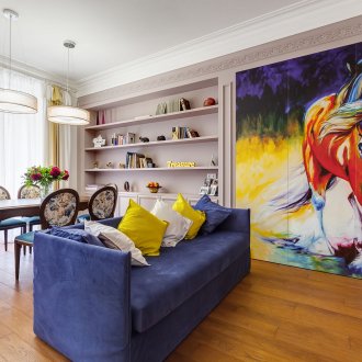 Feng Shui'deki oturma-yemek odasının iç kısmında bir atı olan büyük bir resim