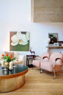 Feng shui tarafından oturma odasında orkide ile boyama