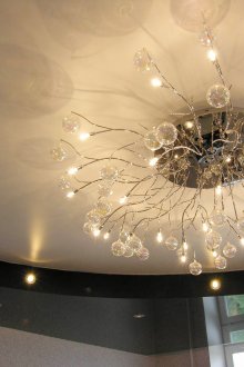 Lustre original com tecto falso no interior