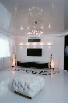 Lustre moderno de metal com teto branco