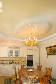 Candelabro de ouro com tecto falso na cozinha