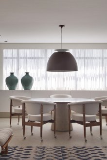 Lustre grande na sala de jantar com teto falso