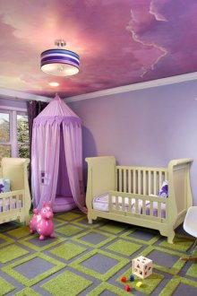 Lustre moderno com teto lilás no berçário