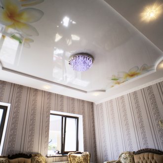 Lustre roxo na sala de estar com teto falso
