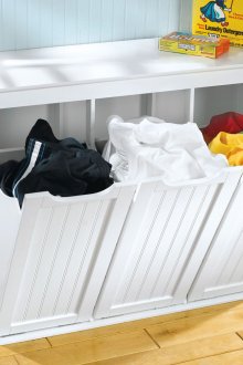 Weißer hölzerner Wäschekorb im Badezimmer