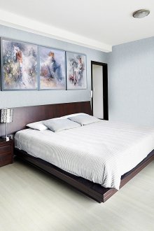 Blaues Glas im Schlafzimmer
