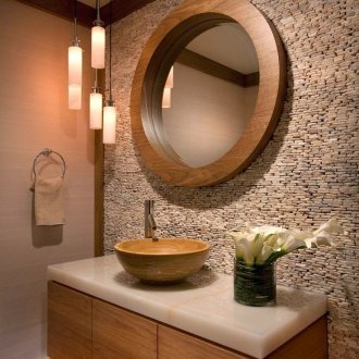 Banyo tasarımında kahverengi dekoratif taş