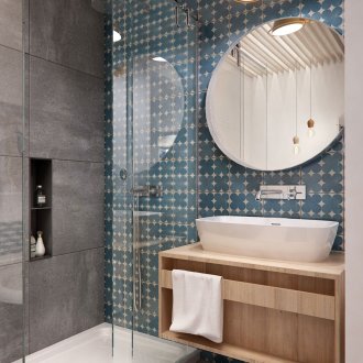 Banyo duvarlarının tasarımında gri ve mavi ve beyaz fayanslar