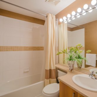 Bej ve beyaz banyo duvar tasarımı