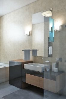 Υψηλής τεχνολογίας πολυέλαιος και μπανιέρα στο μπάνιο