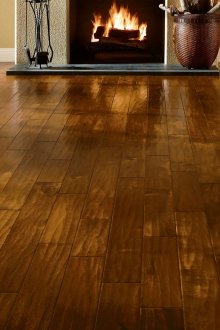 Stratifié artistique dans le salon-salle à manger avec cheminée