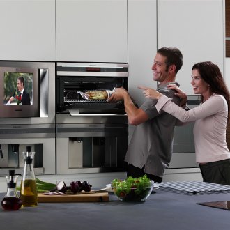 Modern bir mutfakta TV