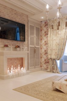 Shabby chic tarzında oturma odasında bir tuğla altında duvar kağıdı