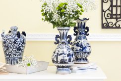 Fehér és kék porcelán vázák a belső terekben