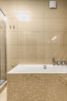 Bej ve beyaz banyo