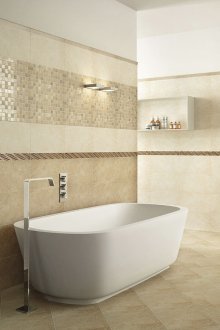 Beyaz armatürlü bej banyo
