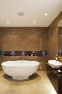 Büyük bej ve kahverengi banyo