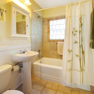 Küçük bej country tarzı banyo