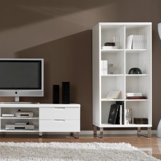 Büyük bir oturma odasında beyaz TV sehpası