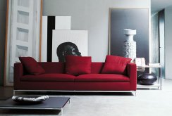 Κόκκινο καναπέ σε ένα ασπρόμαυρο σαλόνι