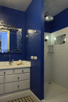 Paredes pintadas de azul fosco no banheiro