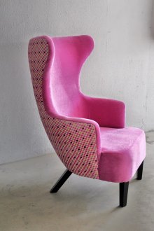 Pembe süslü sandalye