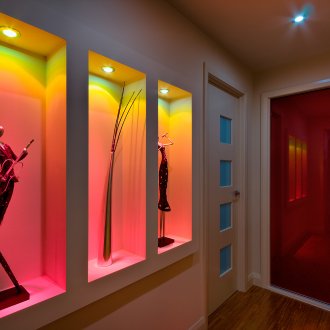 Nicchie del muro a secco con bella illuminazione nel corridoio