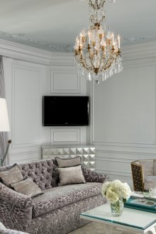 Stilvolles Wohnzimmer mit zwei Fenstern an verschiedenen Wänden