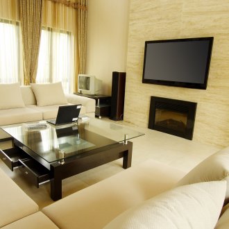 Beige Wohnzimmer mit Kamin mit zwei Fenstern an einer Wand