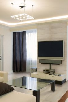 Braunes und weißes Wohnzimmer mit zwei Fenstern