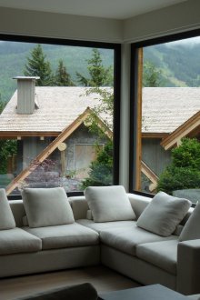 Wohnzimmer mit zwei großen Fenstern