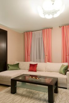 Großer Kronleuchter im Wohnzimmer mit zwei Fenstern