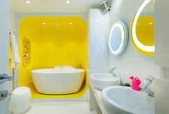 Phòng tắm công nghệ cao màu trắng và vàng