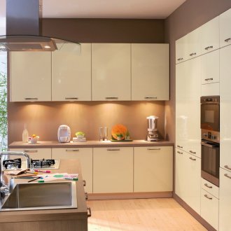 Suite lucida beige in una cucina moderna