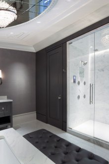 Mirror element on the ceiling