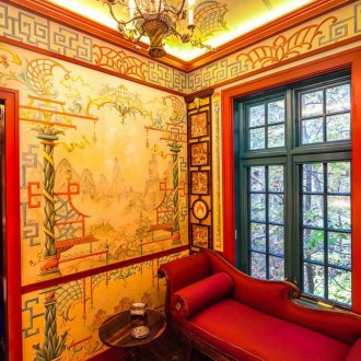 Mosaïque dans des tons orange à l'intérieur de la salle de bain