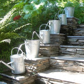 Annaffiatoi in un arredamento per un giardino