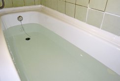 Sealing the bathtub with an acrylic border