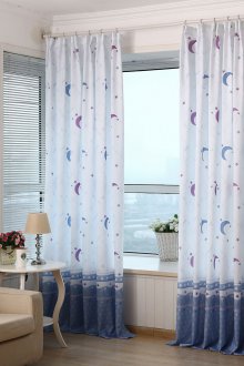 Tüll mit einem Muster im Wohnzimmer