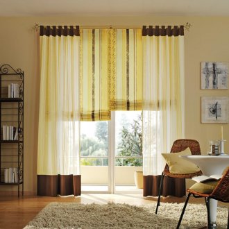 Cortinas na janela da varanda