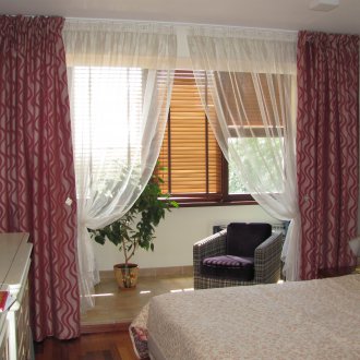 Cortinas no interior do quarto com varanda