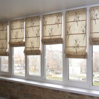 Cortinas romanas com uma foto na varanda