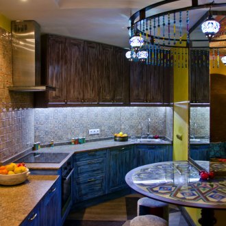 Decoração da janela da cozinha com lambrequin